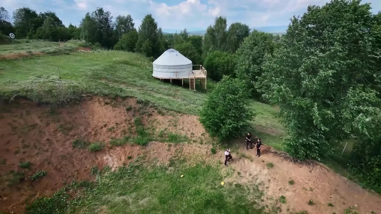 Vedere aeriană a pistei de la Ciba și a dealului.